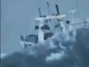 Φωτογραφία για Πλοία που παλεύουν με τα κύματα! [video]