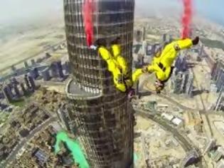 Φωτογραφία για Βουτιά στο κενό από το Burj Khalifa! [video]