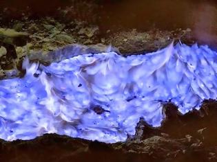 Φωτογραφία για Εκπληκτικό θέαμα ηφαιστείου με μπλε λάβα! [photos&video]