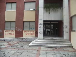 Φωτογραφία για Τρίκαλα: Έβαψαν με σπρέι Εκλογικά Κέντρα και το Δημαρχείο