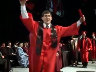 Φωτογραφία για Επικό βίντεο: Ο απόφοιτος που έγινε παγκοσμίως ρεζίλι! Δείτε τι έκανε [video]