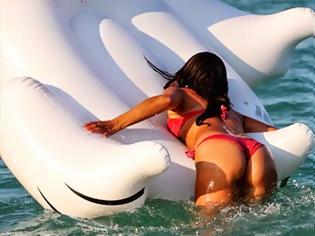 Φωτογραφία για Claudia Romani: Καβάλα... σε έναν πλαστικό κύκνο