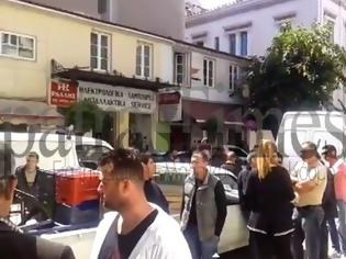 Φωτογραφία για Αποχώρησαν οι παραγωγοί και οι πωλητές των λαϊκών αγορών από το Δημαρχείο της Πάτρας [Videos]