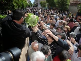 Φωτογραφία για Λιποθυμίες και ποδοπάτημα στον Κολωνό για μια σακούλα λαχανικά - Δεκάδες απλωμένα χέρια για ένα μαρούλι