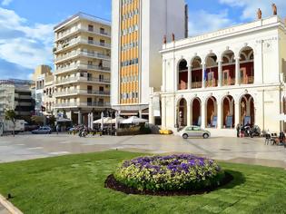 Φωτογραφία για Η Πάτρα υποδέχεται την Άνοιξη με μια άνθινη κατασκευή στην πλατεία Γεωργίου - Δείτε φωτο