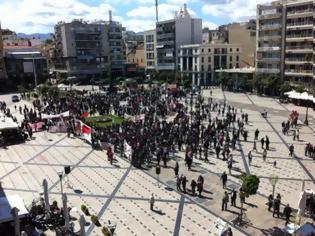 Φωτογραφία για Πάτρα: Ένταση στην πορεία του Εργατικού Κέντρου - Νεαροί προσπάθησαν να πάρουν το πανό - Δείτε φωτο