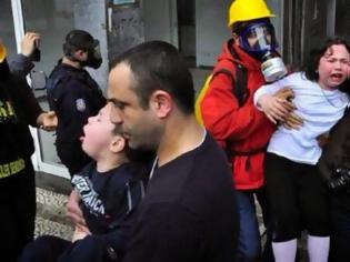 Φωτογραφία για Ντροπή! Έριξαν χημικά ακόμη και σε μικρά παιδιά – Σοκαριστικές φωτογραφίες από τα άγρια επεισόδια στην Κωνσταντινούπολη για την Πρωτομαγιά