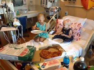 Φωτογραφία για Κοριτσάκι με καρκίνο έγραψε στο τζάμι του νοσοκομείου ότι ήθελε πίτσα και έγινε το αδιαχώρητο [photos]