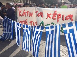 Φωτογραφία για ΠΟΡΕΙΑ ΠΡΟΣ ΤΗ ΒΟΥΛΗ ΑΠΟ ΠΑΡΑΓΩΓΟΥΣ ΚΑΙ ΠΩΛΗΤΕΣ ΛΑΪΚΩΝ ΑΓΟΡΩΝ (VIDEO)