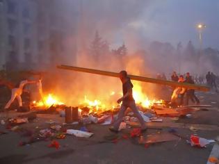 Φωτογραφία για Στη δίνη του εμφυλίου η Ουκρανία - Σκληρές μάχες στο Κραματόρσκ - Πάνω από 30 οι νεκροί στην Οδησσό από φωτιά σε κτίριο