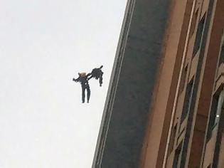 Φωτογραφία για Bίντεο που κόβει την ανάσα - Πυροσβέστες έπεσαν από τον 13ο όροφο φλεγόμενης πολυκατοικίας σχεδόν αγκαλιά