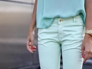 Φωτογραφία για Πώς να φορέσετε το χρωματιστό παντελόνι