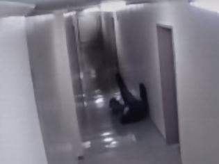 Φωτογραφία για Το βίντεο που έχει προκαλέσει σάλο στο διαδίκτυο: Κάμερα κατέγραψε επίθεση φαντάσματος σε άνδρα! [video]