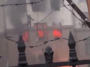 Φωτογραφία για Σκότωναν εν ψυχρώ όσους πήδαγαν από το φλεγόμενο κτίριο στην Οδησσό [Νέο video - ΣΟΚ]