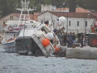 Φωτογραφία για Ρίγος προκαλεί η σορός της μητέρας που κρατούσε αγκαλιά το μωρό της στο ναυάγιο της Σάμου [photos]