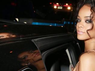 Φωτογραφία για Rihanna: «Γδύθηκε» για το πάρτι του Costume Met Gala