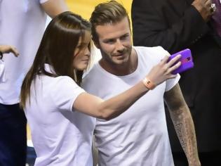 Φωτογραφία για H Victoria τα βλέπει αυτά;Mε ποια κυρία βγάζει σέξι selfie ο David Beckham μέσα στο γήπεδο (φωτο)
