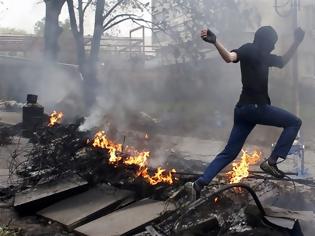 Φωτογραφία για Πούτιν:«Η Ρωσία έγινε ισχυρότερη με την Κριμαία» - Δεκάδες νεκροί σε συγκρούσεις στη Μαριούπολη της Ουκρανίας