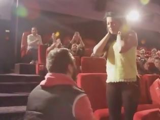 Φωτογραφία για Η πιο πρωτότυπη πρόταση γάμου σε ελληνική αίθουσα σινεμά κάνει θραύση στο διαδίκτυο (video)