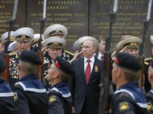 Φωτογραφία για Παρελάσεις στην Κριμαία – Νεκροί στην Μαριούπολη