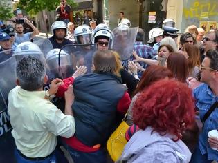 Φωτογραφία για Αποδοκίμασαν τον Ευάγγελο Βενιζέλο στη Λάρισα. Ενταση και επεισόδια έξω από το ξενοδοχείο