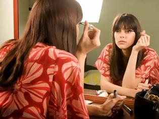 Φωτογραφία για Απίστευτο: Πόσο χρόνο περνάει μια γυναίκα μπροστά στον καθρέφτη;