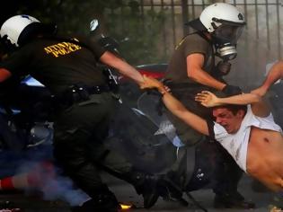 Φωτογραφία για Διμοιρίες ΜΑΤ επιτέθηκαν στους πολίτες που ζητούσαν στο Βενιζέλο να φύγει