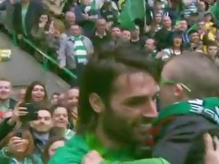 Φωτογραφία για Το συγκινητικό αντίο του Σαμαρά στη Σέλτικ - Δείτε σε βίντεο τον Ελληνα ποδοσφαιριστή αγκαλιά με έναν μικρό οπαδό της ομάδας