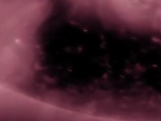 Φωτογραφία για Ανακαλύφθηκε από τη NASA μια μυστηριώδη μαύρη τρύπα στο Ήλιο... Θα επηρεάσει τη γη; [video]