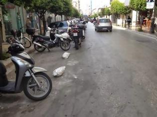 Φωτογραφία για Πάτρα: Μπάζωσαν την Μαιζώνος για να κρατήσουν μια θέση στάθμευσης