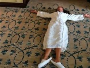 Φωτογραφία για Διάσημη τραγουδίστρια πέφτει στο πάτωμα επειδή το κρεβάτι της είναι άβολο