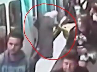Φωτογραφία για Πανικός σε τρένο: Μωρό έπεσε, ανάμεσα στον συρμό και την αποβάθρα [video]