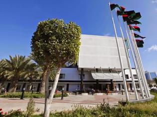 Φωτογραφία για Απίστευτο! Στρατιώτες έχτισαν το γραφείο του πρωθυπουργού στη Λιβύη επειδή είναι απλήρωτοι