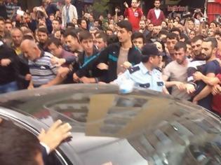 Φωτογραφία για Οργή στην Τουρκία για τους 282 νεκρούς ανθρακωρύχους - Διαδηλωτές επιτέθηκαν στο αυτοκίνητο του Ερντογάν