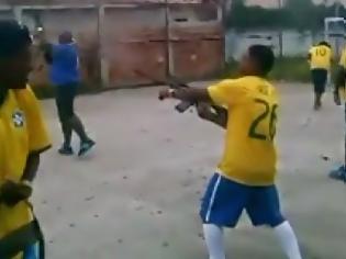 Φωτογραφία για Ψυχασθενείς οπαδοί στη Βραζιλία πανηγυρίζουν γκολ με πυροβολισμούς! Και σε αυτή τη χώρα θα διεξαχθεί το Μουντιάλ... [video]