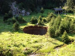 Φωτογραφία για Άνοιξε η γη στα Τρίκαλα - Δημιουργήθηκε τρύπα διαμέτρου εννιά μέτρων και βάθους επτά