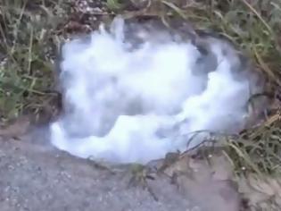 Φωτογραφία για Τι είναι αυτό το νερό που τρέχει στο Σολωμό; [video]