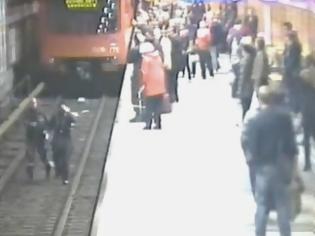 Φωτογραφία για ΠΑΝΙΚΟΣ σε σταθμό μετρό: Αστυνομικός σώζει άντρα που πέφτει στις γραμμές την ώρα που έρχεται ο συρμός! [video]