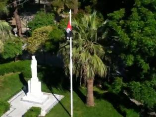 Φωτογραφία για Πάτρα: Σημαία με το σύμβολο των αντιεξουσιαστών ύψωσαν στην πλατεία Εθνικής Αντίστασης