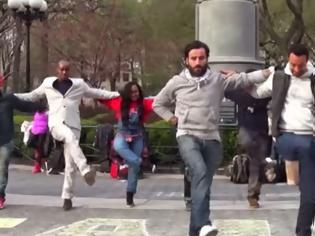 Φωτογραφία για Το World Party χορεύει συρτάκι στο κέντρο του κόσμου - Δείτε το εξαιρετικό βίντεο της ελληνικής εκπομπής [video]