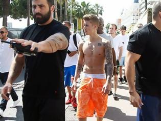 Φωτογραφία για Ο Justin Bieber δίχως μπλούζα στις Κάννες! [photos]