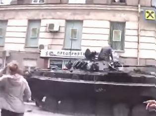 Φωτογραφία για Συγκλονιστικό βίντεο! Πολίτες στην Ουκρανία μπήκαν μέσα σε τανκ και άρχισαν να πυροβολούν προς το πλήθος [video]