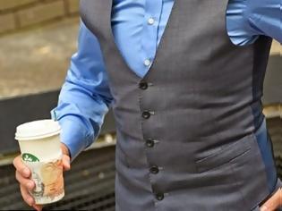 Φωτογραφία για Ηθοποιός τυλίγει το ποτήρι του καφέ του με χρήματα για να μην καεί!