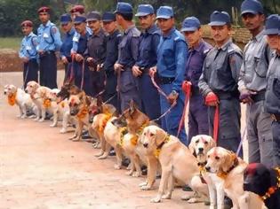 Φωτογραφία για Στα θρανία οι αστυνομικοί στο Νεπάλ για να μάθουν να χαμογελούν