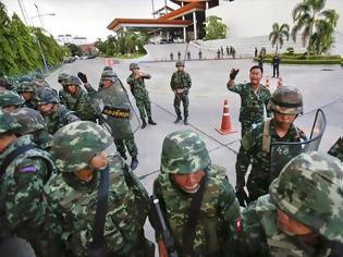 Φωτογραφία για Ο στρατός της Ταϊλάνδης απαγόρευσε την έξοδο από τη χώρα σε 155 άτομα