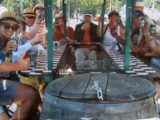 Φωτογραφία για Πρωτότυπη άμαξα στο Κατάκολο για μερακλήδες τουρίστες - Πίνεις μπύρα και κάνεις πετάλι . . .