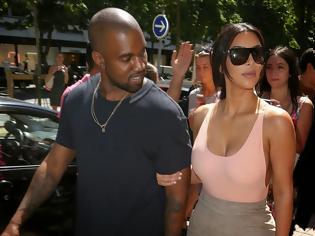 Φωτογραφία για Η Kim Kardashian κυκλοφορεί χωρίς σουτιέν στο Παρίσι και τρελαίνει τους Γάλλους