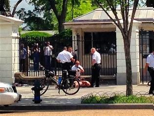 Φωτογραφία για Άντρας γδύθηκε και στάθηκε τσιτσίδι μπροστά στον Λευκό Οίκο! Μαντέψτε που κατέληξε…  [video + photos]
