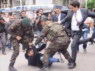 Φωτογραφία για Απολύθηκε ο τραμπούκος σύμβουλος του Ρετζέπ Ταγίπ Ερντογάν που κλώτσησε τον διαδηλωτή