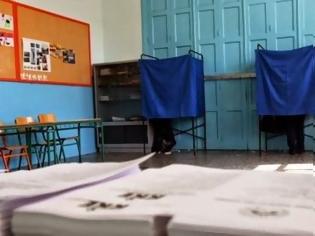 Φωτογραφία για Πάτρα: Εκλογές με προβλήματα στις εφορευτικές - Ζευγάρι βοήθησε οικειοθελώς!